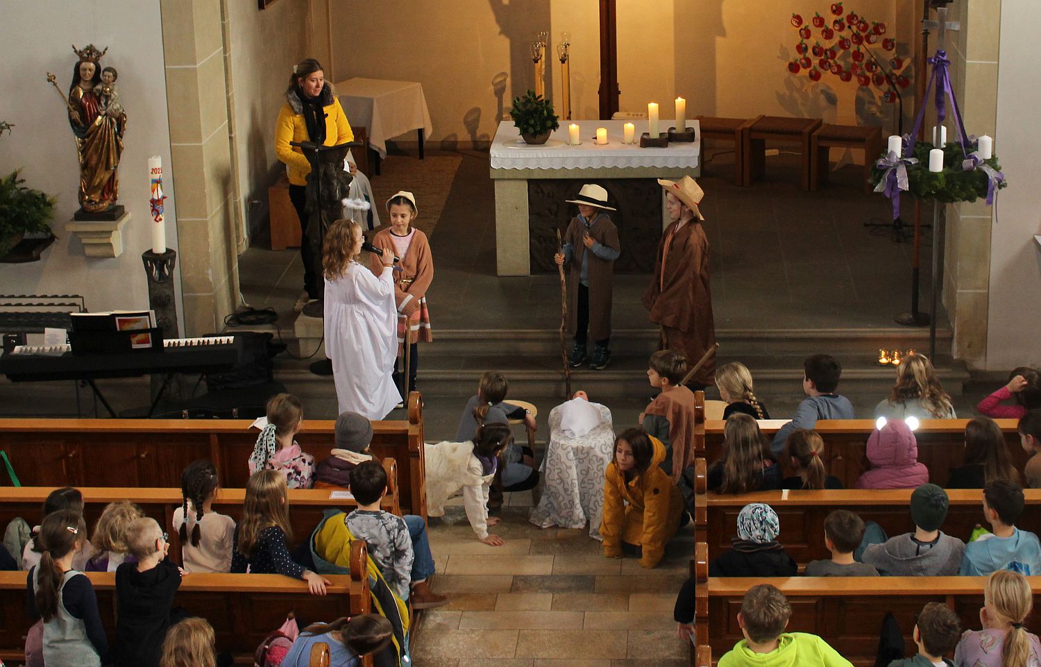 Foto von Kindern, die ein Weihnachtsspiel vorführen